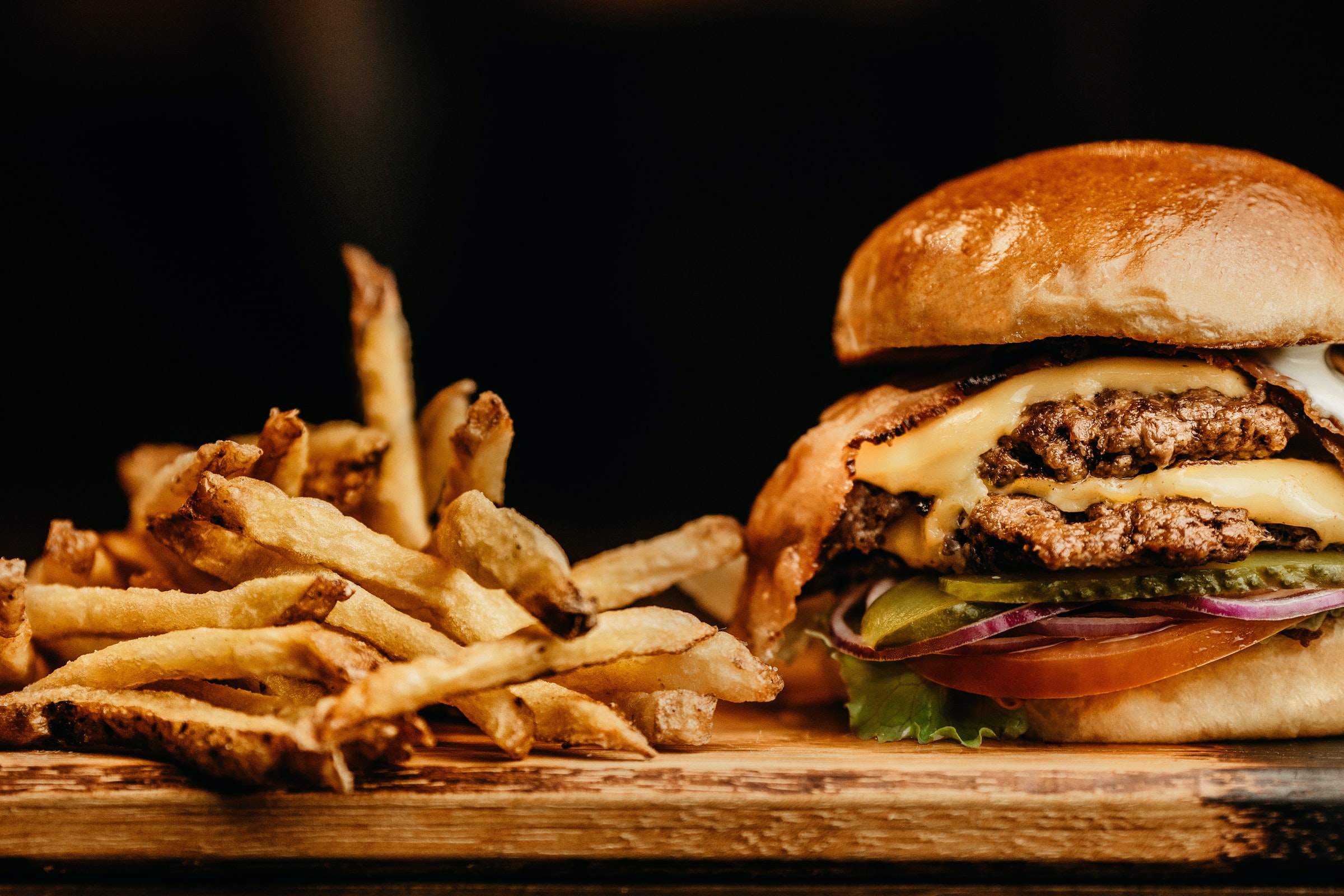 Doble hamburguesa con papas fritas