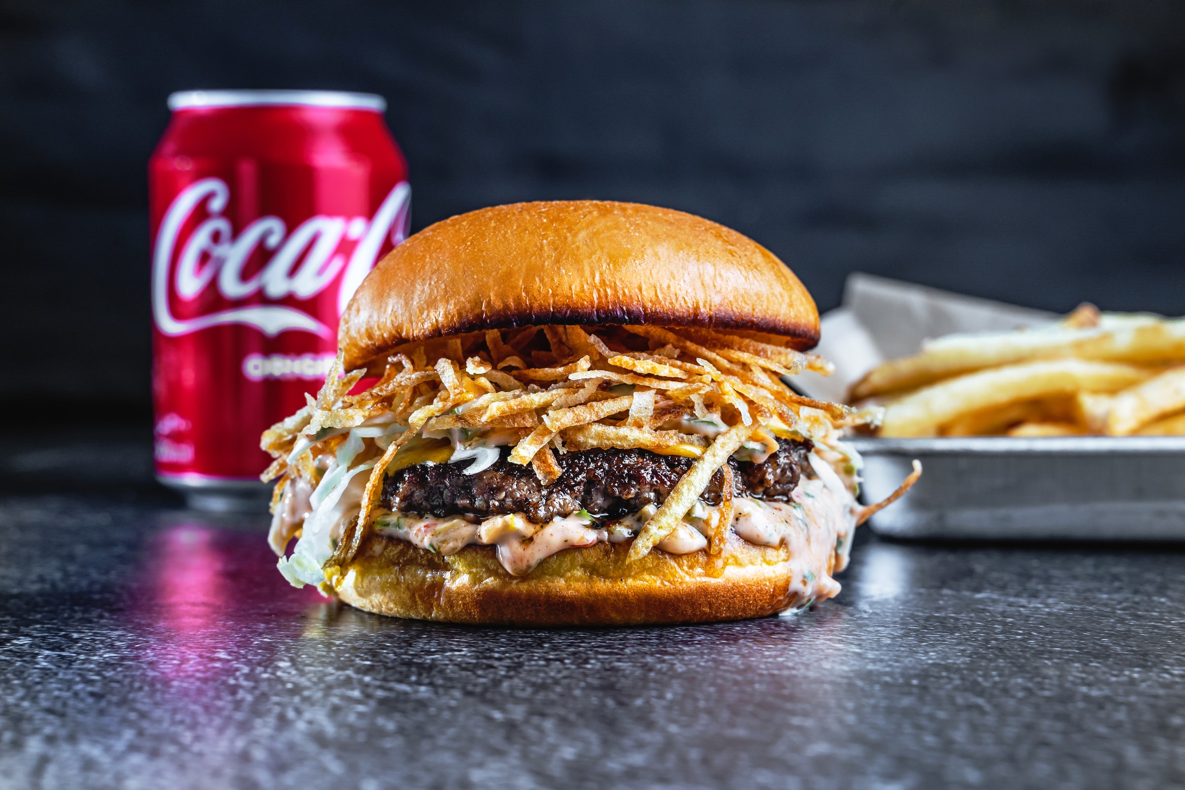 Hamburguesa con papas fritas delgadas