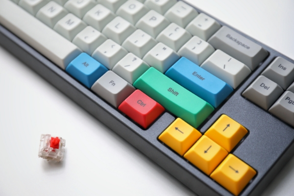 Imagen de teclado con botones de colores